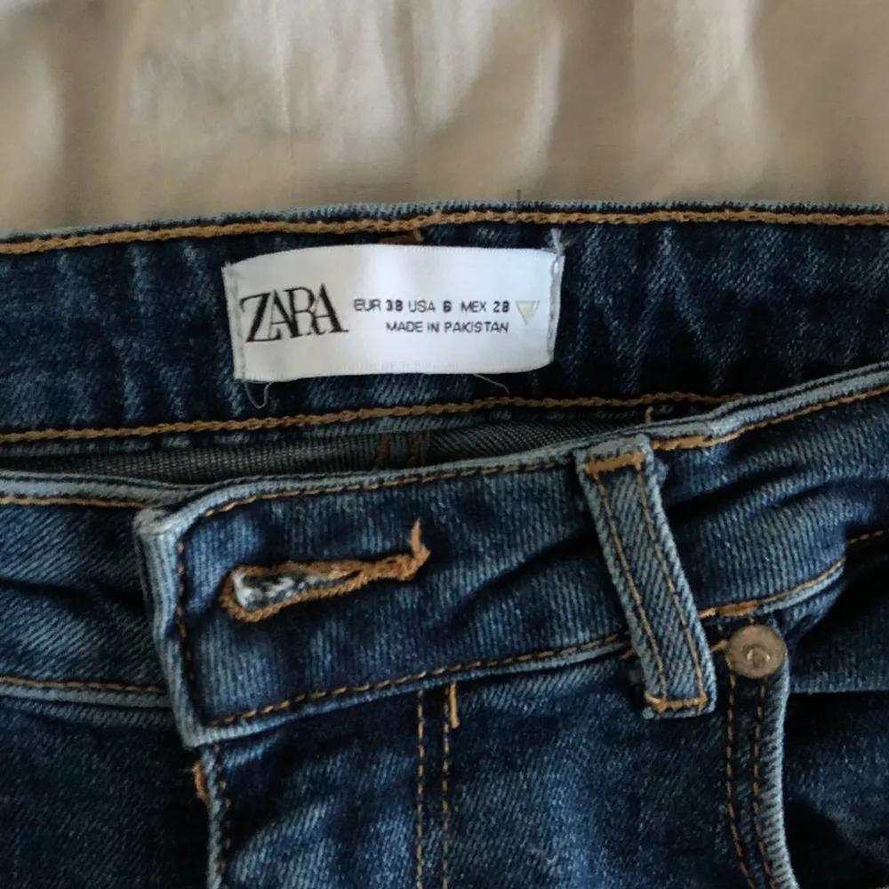 Zara jeans som är slim med en slit längs ner på byxan. Mörk blå färg i storlek 38. Har sytt upp ungefär 3 cm och är perfekta på mej som är 168.. Jeans & Byxor.