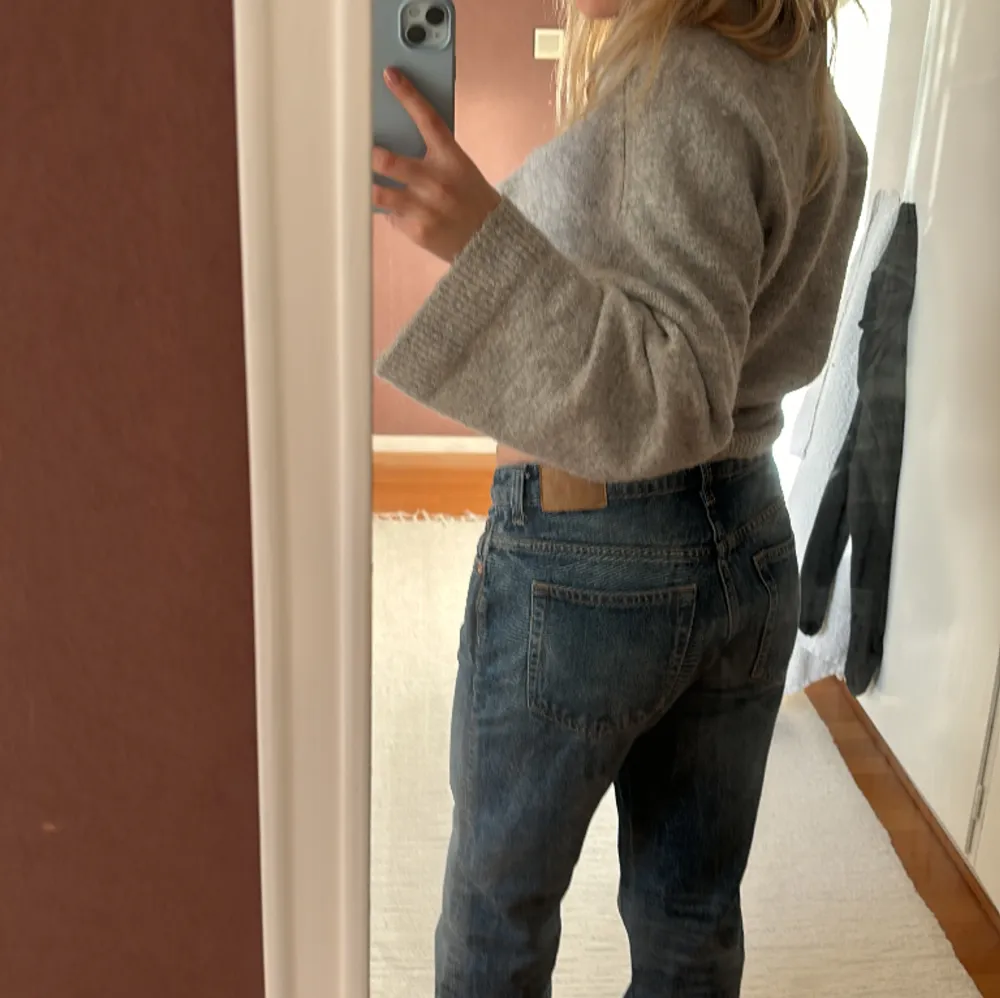 Mörkblåa jeans från Weekday. W28 L30. Jag är 161 cm. Dom är raka i modellen och är midwaist. Säljer för dom är för stora för mig.. Jeans & Byxor.