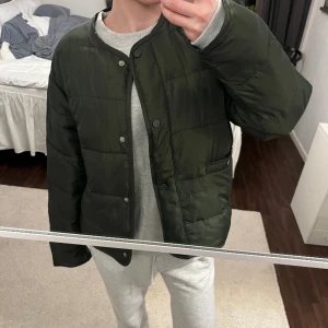 Jacka från zara  - Så snygg jacka från zara i denna mörk gröna färgen som passar till allt har använt ett fåtal gånger!💕