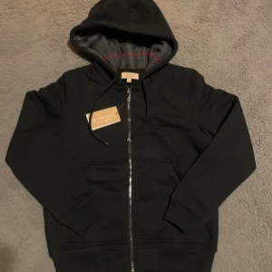 Burberry zip up - Säljer en helt ny burberry tröja för priset 1500. Skicket är bra och skriv för fler bilder och funderingar.