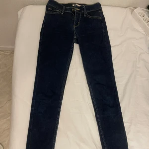 Skinny jeans - Knappt använda. Jätte fin i passform. Inte höga i midjan och inte låga, de är mitt i mellan. Sköna Stretchiga 