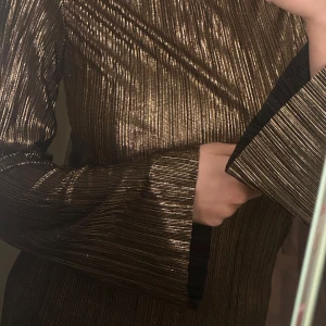 Klänning glitter  - En glitter skimmer klänning som är så fin i solen men lite för liten för mig. Den kommer ifrån Boohoo och är i storlek 38 men passar nog bäst på 34. Den är lång ner till mina fötter och jag är 170