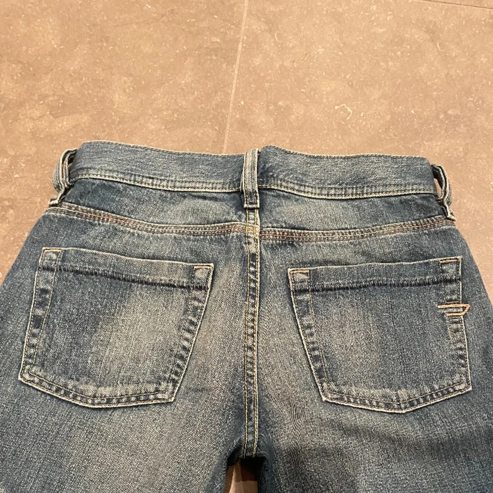 Skit snygga lowrise diesel jeans, säljer då dem börjar bli lite tajta för mig (min kompis på bilden). Dem har varit mina favoriter hela förra året men ändå jätte bra skick! Skriv vid frågor eller vad som❤️. Jeans & Byxor.