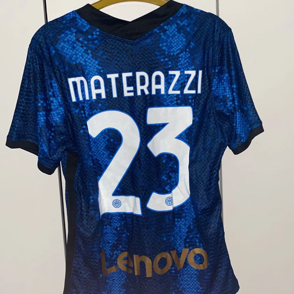 Säljer detta oanvända Inter hemmastället från 2021/22. Storlek M passar även S perfekt.  Hör av er vid intresse bara till att skriva till mig. . T-shirts.