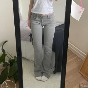 Ljusgrå jeans  - Ett gråa jeans från Gina Young. De passar mig i längden som är 163/164 och passar nog även någon som är lite längre! Endast använda ett par gånger och är i väldigt bra skick!!💓