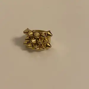 Vacker peak ring i guld som har värdet 399kr.
