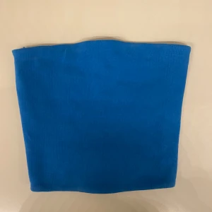 Blå tubtopp - Super fin blå tub topp från Zara i storlek S, nästan aldrig använd, tyvärr är den lite tight för mig så därför säljer jag den, hör av er för bilder hur den sitter på😍 hör gärna av er innan ”köp nu”
