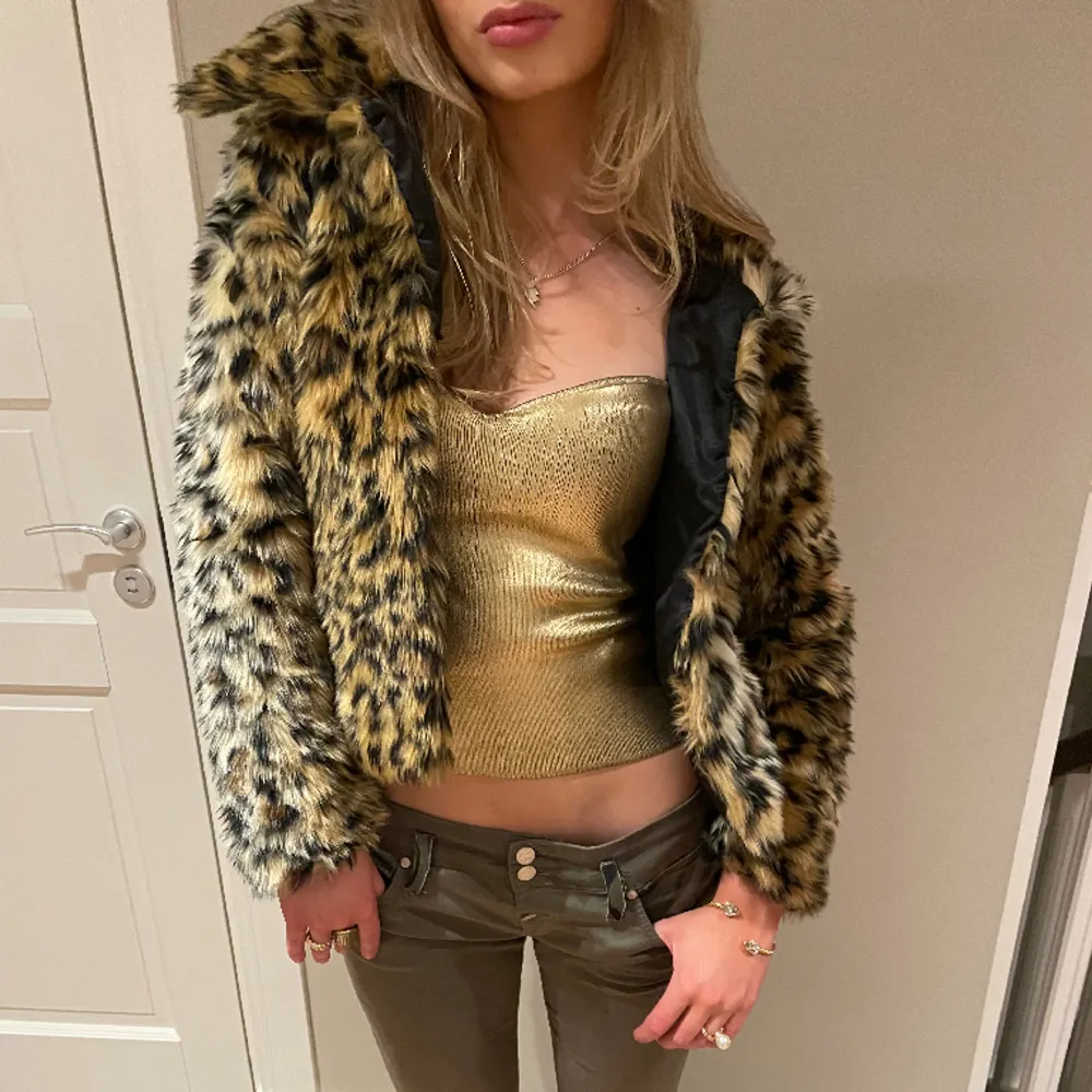 Så fin Leopard jacka, modellen bär oftast S och är 173💋köp sker via ”köp nu” eller vår instagram: retrochics.uf. Jackor.