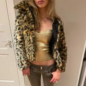 Så fin Leopard jacka, modellen bär oftast S och är 173💋köp sker via ”köp nu” eller vår instagram: retrochics.uf