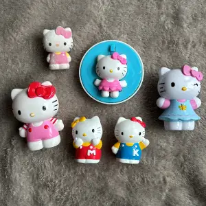 Söta Hello Kitty-figurer i plast. Fina som dekoration på skrivbordet eller i hyllan. 