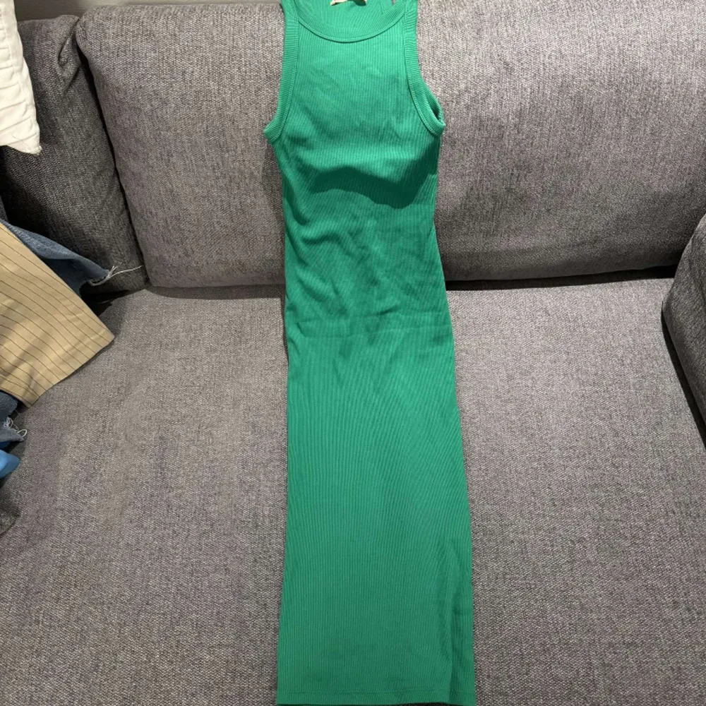 Tight grön klänning. Väldigt fin, använd 1 gång. . Klänningar.