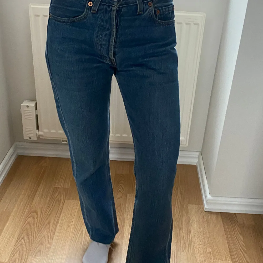 Levis jeans 501, w25. Slutar under naveln på mig . Jeans & Byxor.