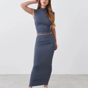 Set ginatricot - Säljer dessa superfina sett från gina, Tröjan är i storlek L men passar mig som är S/M och kjolen är i M 🩶