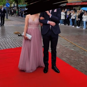 Balklänning - Använd vid två tillfällen: min egna bal och en kompis.  Finns inga täcken på användning så den är precis som ny.  Jag är 165cm och harde ca 5 cm klack och då släpar klänningen fortfarande lite i marken  Nypris 1800kr Pris kan diskuteras 