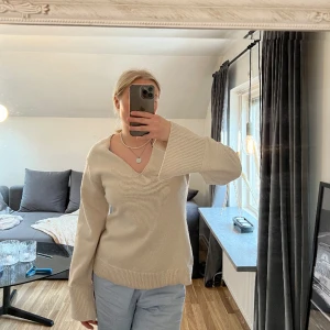 Stickad tröja - Tröja från H&M, aldrig använd endast testas. Säljer då den inte kommer till användning