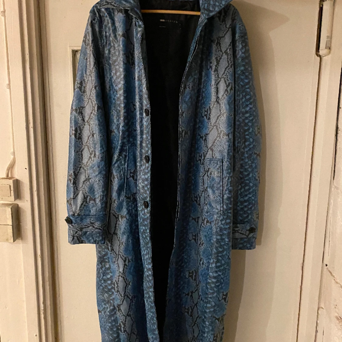 Blå Ormskinnsmönstrad Trenchcoat