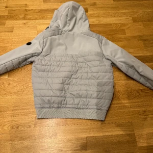 Cardigan jacka - Tjo, säljer den här riktigt feta cardigan jackan för ett bra pris 🔥 Den är helt ny och inte ens använd! Storlek L men passar även M utmärkt! 🙌