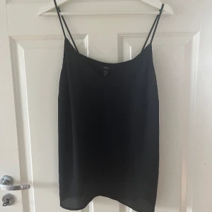 Svart linne - Svart v-ringat linne från Lindex, mycket bra skick