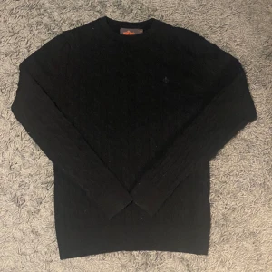 Morris kabelstickad tröja i merinoull - Säljer denna morris kabelstickad i merinoull då den har blivit för liten för mig.  Skick 9/10 Nypris: 1700 kr  Mitt pris: 549 kr (Pris kan diskuteras vid snabb affär) Tveka inte att höra av dig om du har några frågor 😁