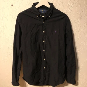 Ralph Lauren Skjorta - Svart Ralph Lauren skjorta, slim fit, storlek M