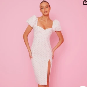 Klänning - Slutsåld klänning från Bianca x Nelly, aldrig använd 💘