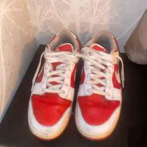 Nike dunks low retro röda