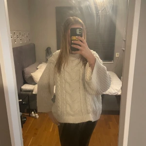 Stickad tröja  - Hej! Jag säljer min stickade vita tröja ifrån hm! 