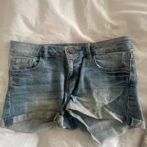 Sjukt fina lågmidjade jeansshorts, avklippt lapp så vet ej märke🙌🏽midjemått: ca 35cm rakt över 