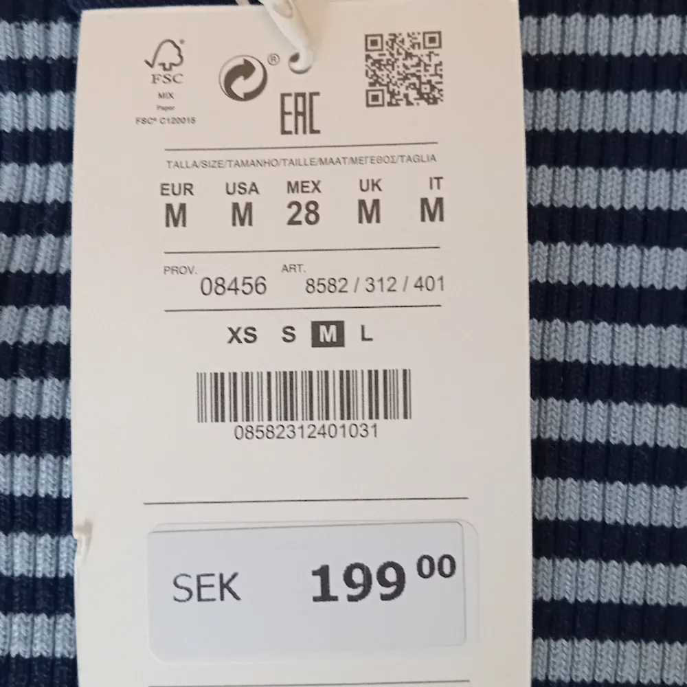 En helt ny tröja med prislappen kvar. Original pris 199 kr säljer för 149 kr🤩. Tröjor & Koftor.