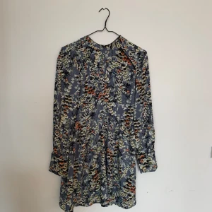 Klänning från Zara - Medium