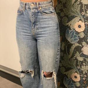 Jättefina jeans från Gina Tricot. Använda ett fåtal gånger och därför i ett jättefint skick 😊 Storlek 32 men passar även mig som har s