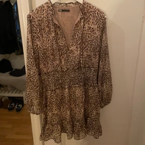 Zara klänning  - Leopard klänning från zara, ngt liten i storlek, passar M