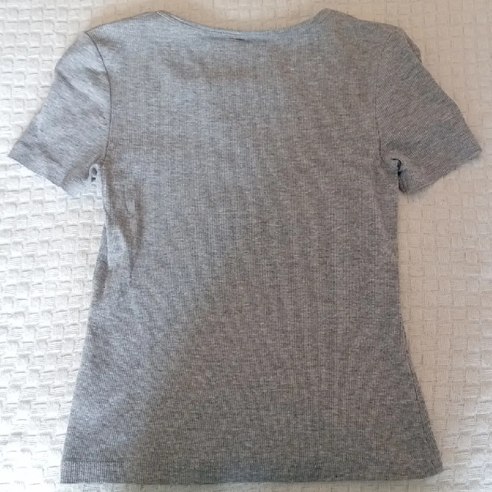 En fin grå T-shirt. Den är använd men fortfarande i väldigt bra skick🤩. T-shirts.