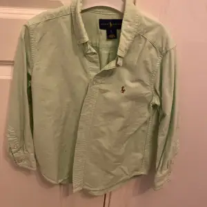 Grön Ralph lauren skjorta. Köpt i Nk storlek 5.