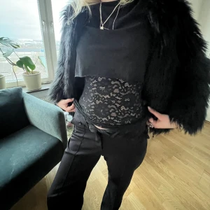 SPETS TOPP - spetstopp aldrig använd. jättefin att ha under en croppad tshirt eller tröja. storlek xs