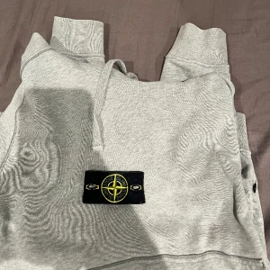 Stone Island   - Hej, säljer min Stone island hoodie för att den knappt kommer till användning längre, ganska ny. 9/10 i skick om ni har några frågor så är det bara att fråga. Pris går att diskutera.