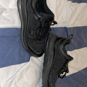 Nike air max - Sköna skor passar till allt. Använda ett par gånger men inge täcken på slithet.