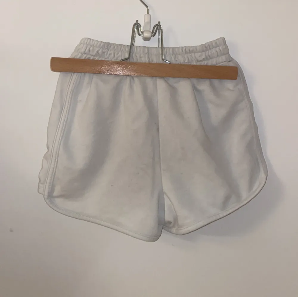 Bra skick, resonen är bra, några fläckar på rumpan. Shorts.