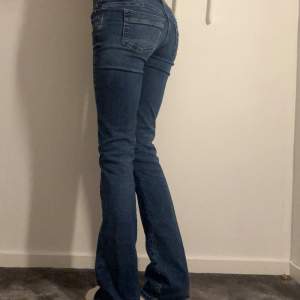 Lågmidjade Ltb jeans i modellen valerie, de är i superfint skick förutom att de är lite nedtrampade vid benen, se bild (jag är 171) 🩷skriv vid frågor eller om du vill ha mer bilder. 