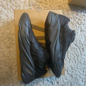 Yeezy 700 ”tripple black” - Dessa sköna skor säljes då jag köpt ett par andra svarta ”cleana” skor. Använts bara en gång i somras under bra väder. De skönaste skorna jag någonsin burit. Storlek U.S. 12 i eu 46 2/3. En generös deal får man på dessa. Skick 10/10 nypris: 4350kr