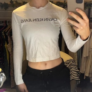 Vit tröja - Nästan helt oanvänd Säljer pga inte använder