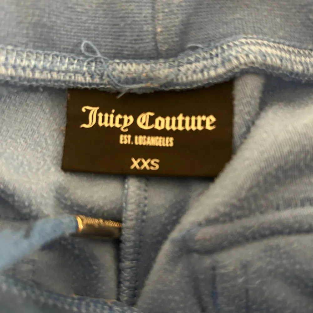 blåa juicy couture byxor i färgen regatta🩷 bra skick. tvättar de innan jag skickar! . Jeans & Byxor.