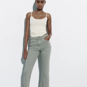 Zara jesns  - Har endast en gång säljer för halva priset. Färgen är ljus khaki mer åt den grå hålet 