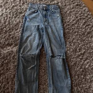 Jeans köpta från Zara i ljusblått jeanstyg. De har en sliten look och en beninnerlångd på 86 cm. Högmidjade och åtsittande upptill (32 cm i midjemått) men raka/ vida ben. Tyvärr lite slitna vid fållen då de är för långa för mig (bild 3). Storlek 34 💙