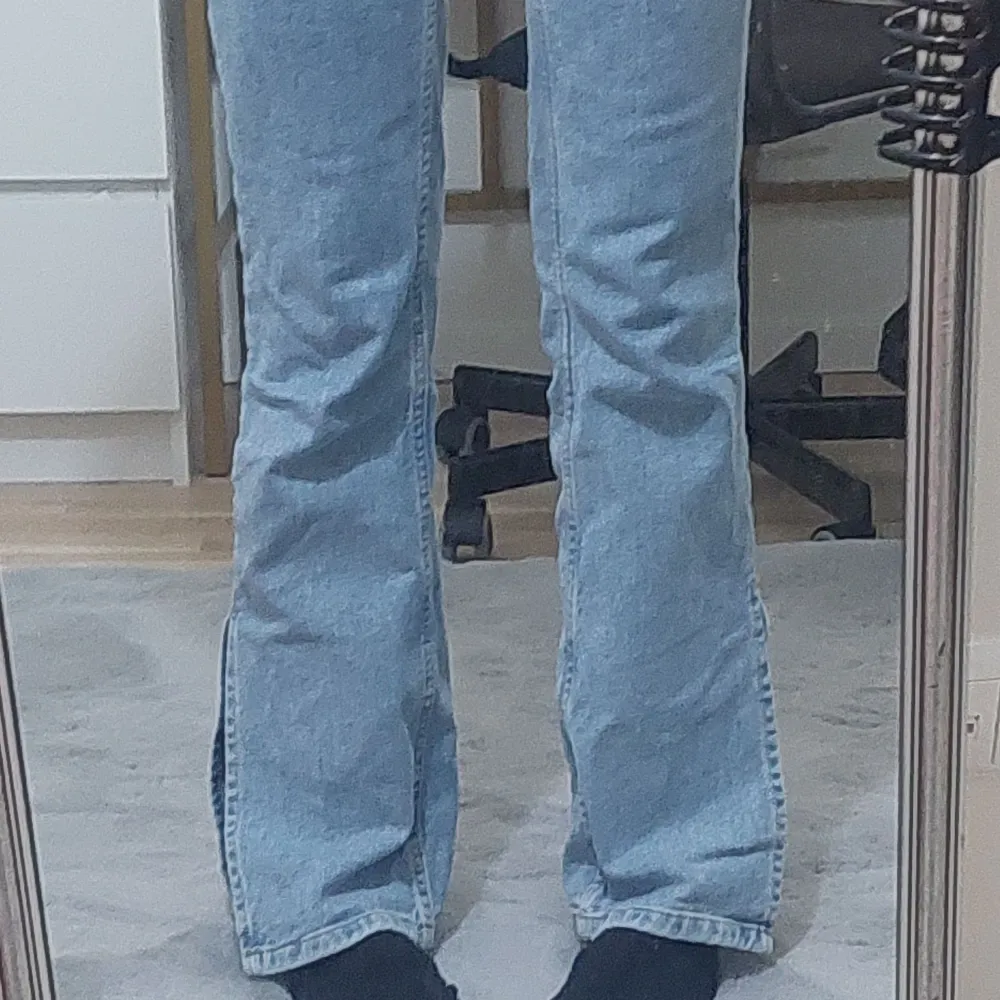 Jeans med slits. Från CW köpt för 700kr. Super snygga. Perfekt längd på mig som är 165.. Jeans & Byxor.