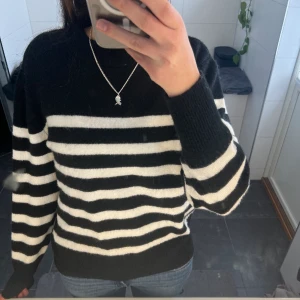 Stickad tröja - Randig stickad tröja från hm i mycket bra skick! ☺️