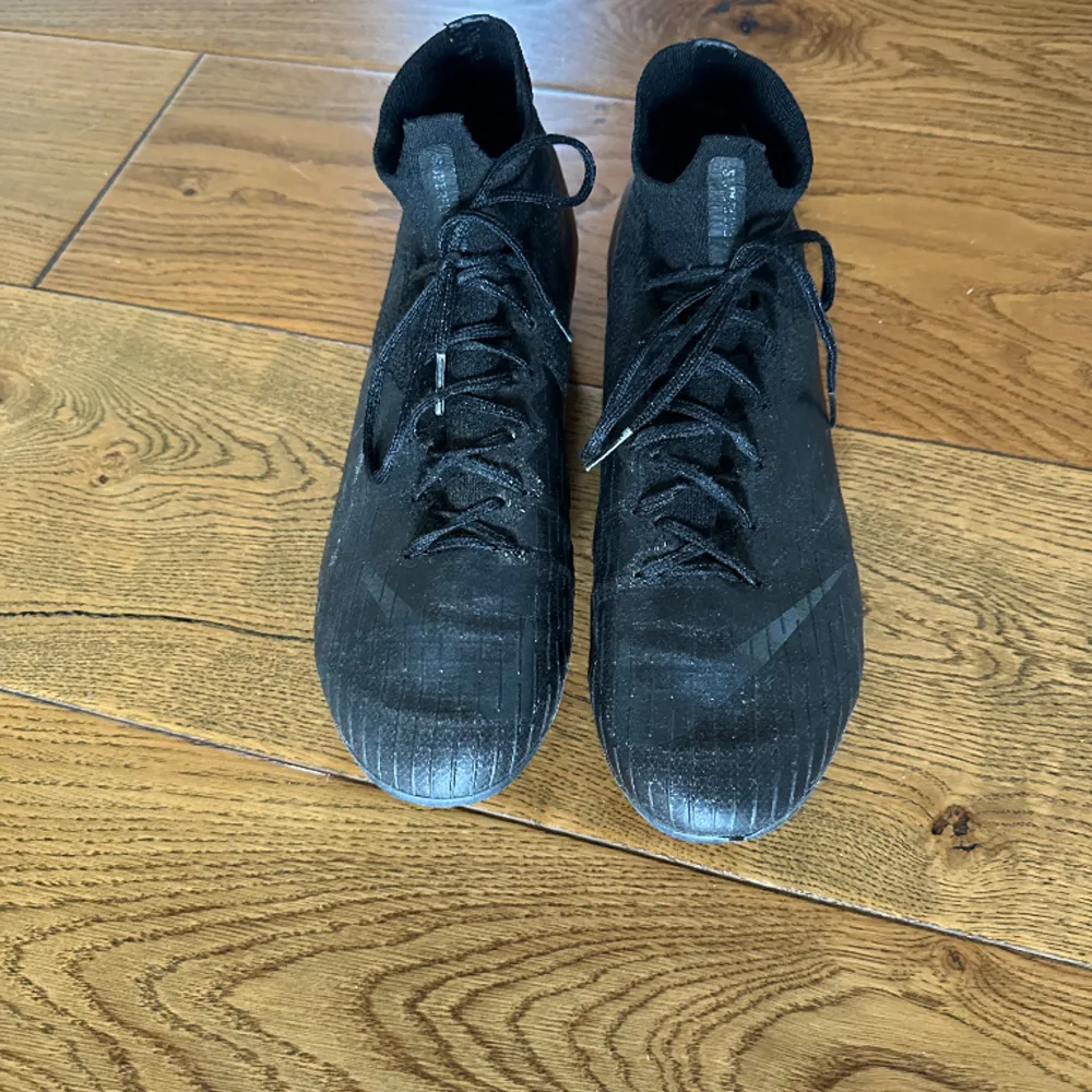 Ett par Nike mercurial fotbollsskor i storlek 42,5, använda ett fåtal gånger. Skick 9:10. . Kengät.
