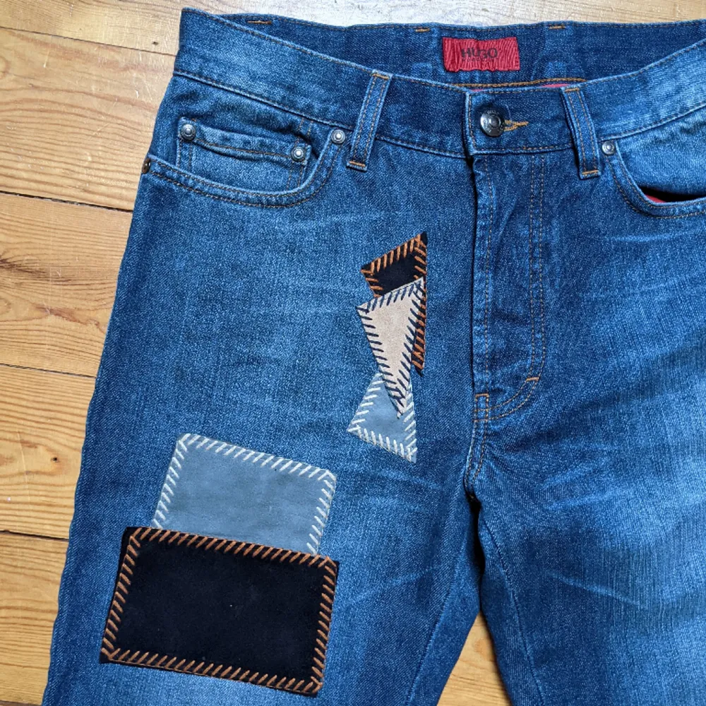 Ett par bootcut Hugo boss jeans med snygga patchwork detaljer i fint skick, säljer då de inte passar mig :( Storlek: 29/34. Jeans & Byxor.
