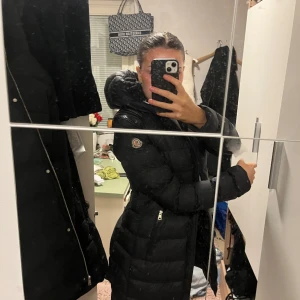 Moncler jacka - Jätte fin Moncler jacka i lång modell i storlek s , har slitage över fickorna därav priset, priset kan diskuteras, det går lätt att fixa hos en skräddare 