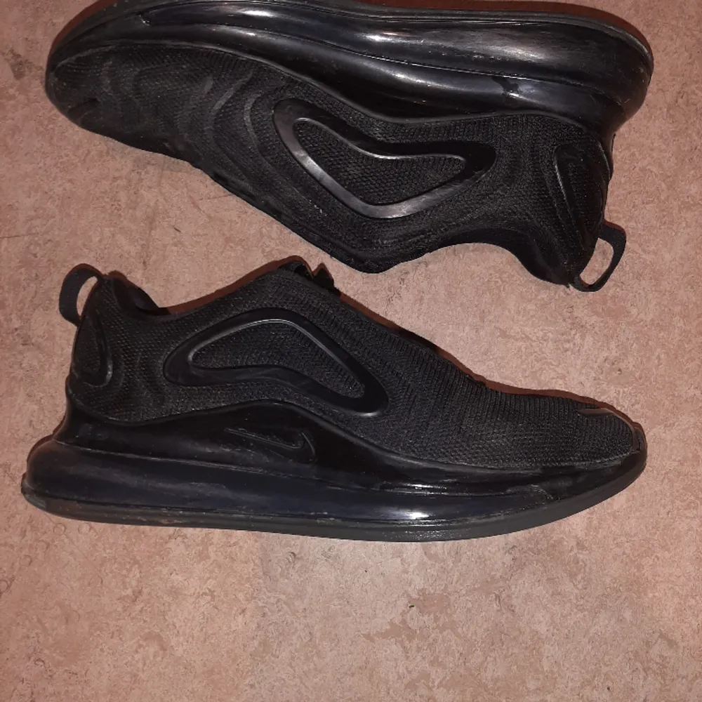 Säljer mina Nike Air Max 720 för att jag har för många skor och inte har nytta för de längre fantastiska skor storlek 38,5 men passar bra på 39 är riktigt sköna, bubblan saknar lite luft men inte något man märker.ORDPRIS ÄR 2049KR MEN SÄLJER FÖR 1100. Skor.